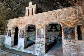 Румъния - Село Корби - скален манастир