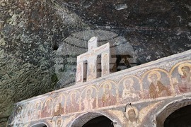 Румъния - Село Корби - скален манастир