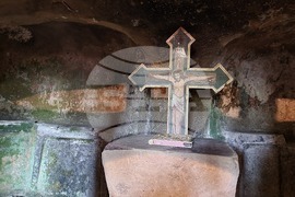 Румъния - Село Корби - скален манастир