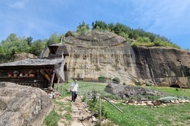 Румъния - Село Корби - скален манастир