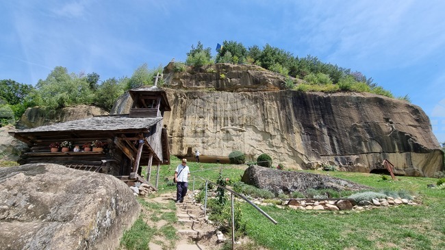 Румъния - Село Корби - скален манастир