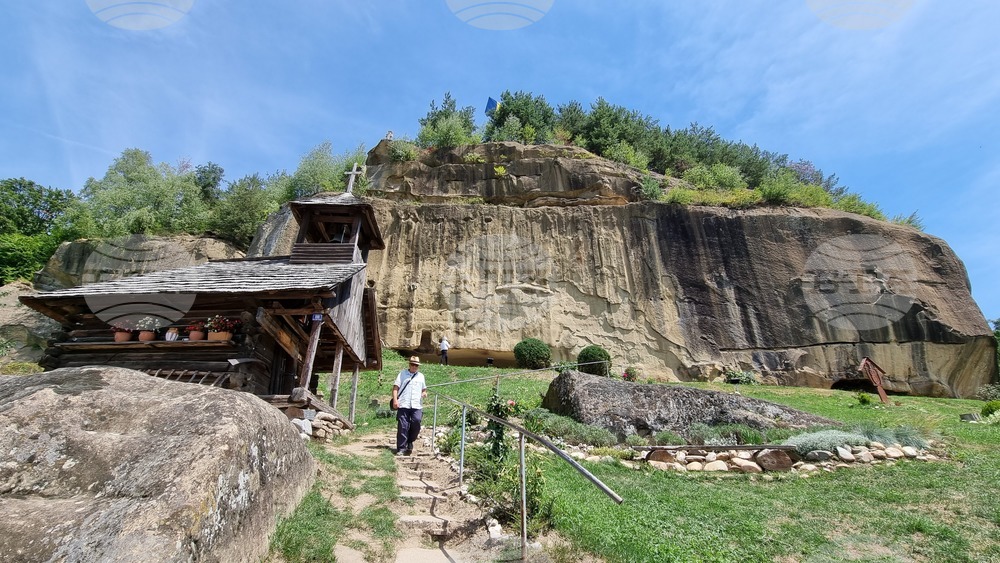 Румъния - Село Корби - скален манастир