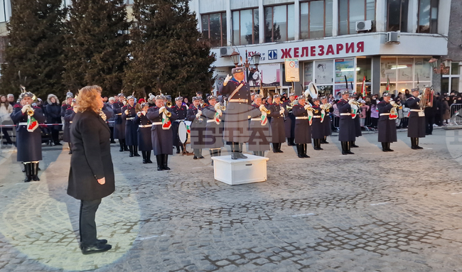 Председателят на Народното събрание Наталия Киселова прие строя на представителните роти на Българската армия в Самоков