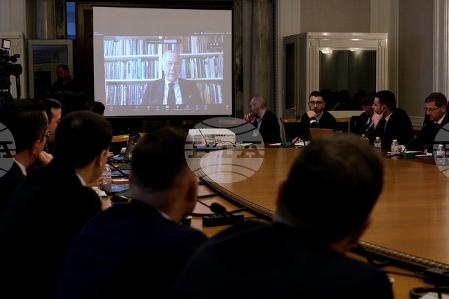 България трябва да запази валутния борд, той работи, каза проф. Стив Ханке на кръгла маса, организирана от "Възраждане"