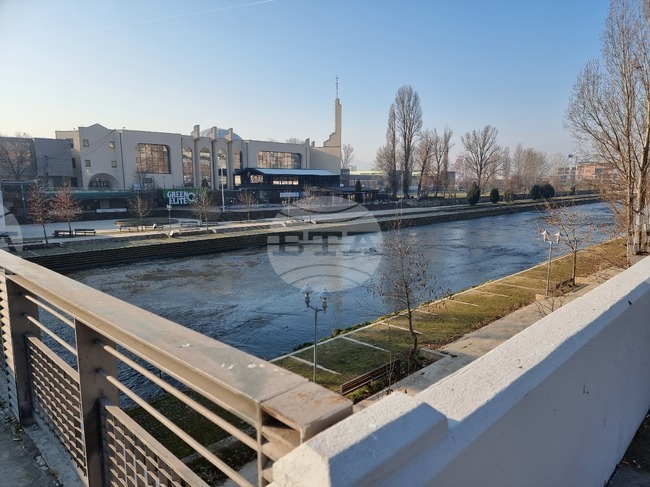 Косовските власти пуснаха движението по новооткрития мост над река Ибър в Митровица