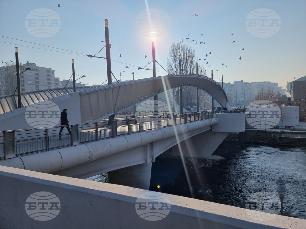 Косовският премиер посети етнически разделения град Митровица в Северно Косово, където се срещна с кметовете на двете общини в него