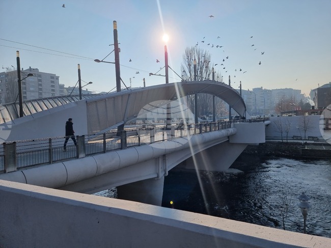 Косовският премиер посети етнически разделения град Митровица в Северно Косово, където се срещна с кметовете на двете общини в него