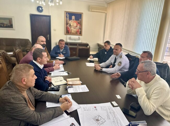 Община Русе: Кметът на Русе настоя пред представители на НКЖИ за засилен контрол върху поддръжката на участъка около жп гара „Долапите“