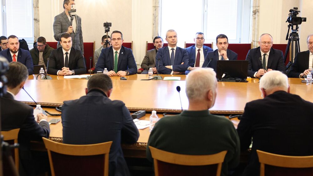 Участниците в конференцията за защита на българския лев, организирана от "Възраждане" с обща декларация