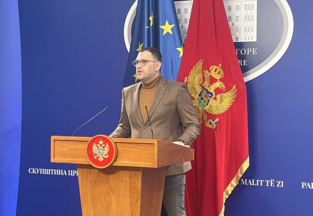 МИНА: Изплащането на заплати и пенсии не би било възможно без заем, каза депутатът в черногорския парламент Михайло Анджушич