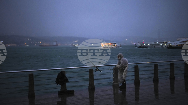 Пороен дъжд предизвика наводнения в Измир; в Чанаккале се изви торнадо