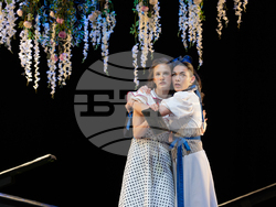 Студенти от НАТФИЗ представят „Колко е важно да бъдеш сериозен“ от Оскар Уайлд, снимка – НАТФИЗ