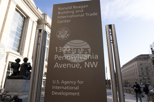 Администрацията на Тръмп възстановява някои прекратени програми за чуждестранна помощ 