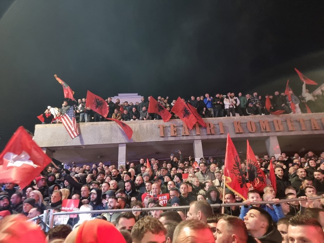 Хиляди се събраха в Прищина на заключителния предизборен митинг на партията на косовския премиер Курти 