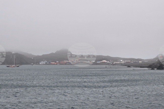 Научноизследователският кораб „Св. св. Кирил и Методий“ е на котва в залива Максуел на о. Кинг Джордж и очаква трансфера на пасажери