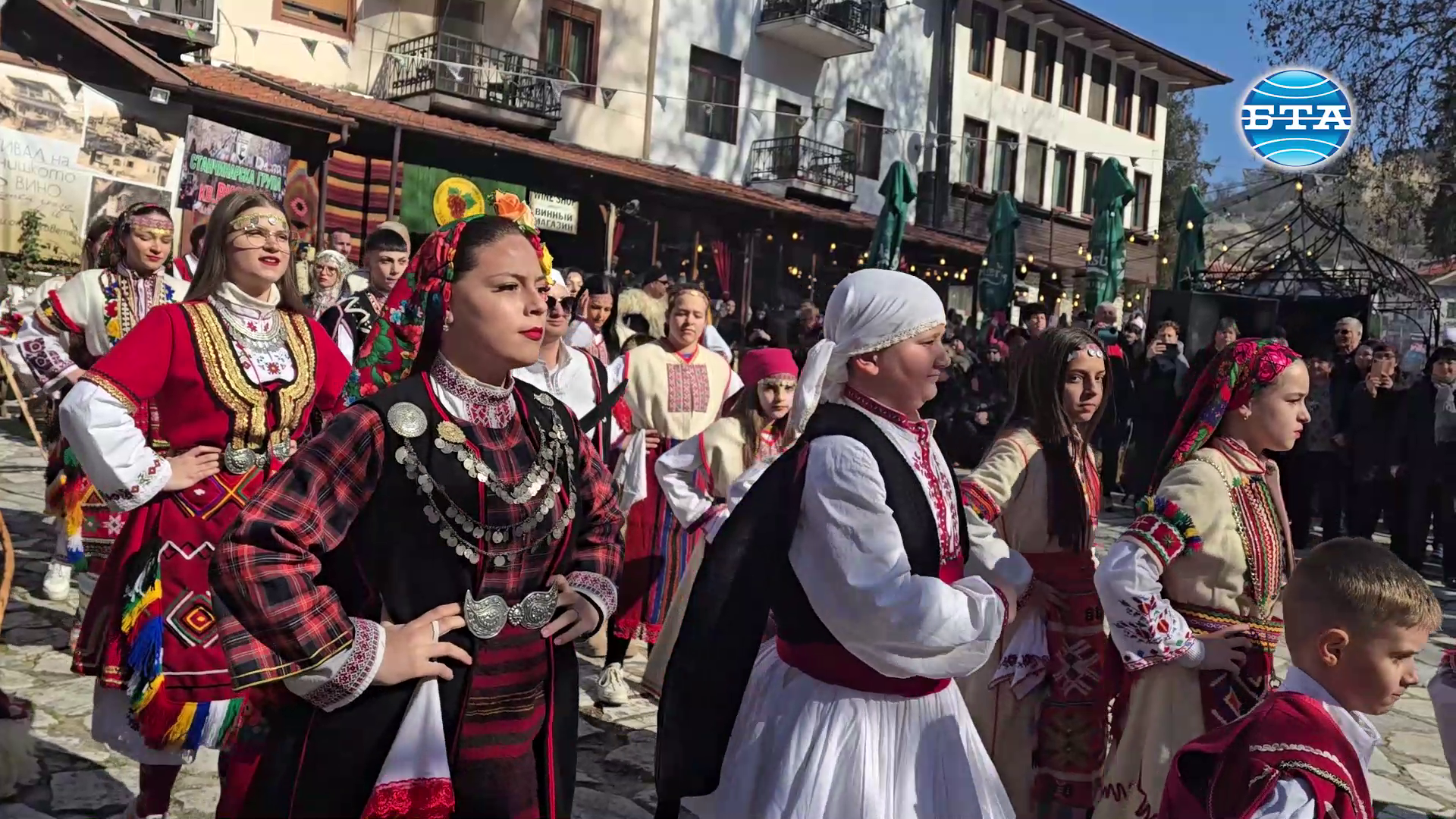 Започна фестивалът "Златен грозд", който съчетава красотата на Мелник, богатите народни традиции и неповторимото местно вино