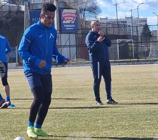 Капитанът на Левски Цунами поднови тренировки