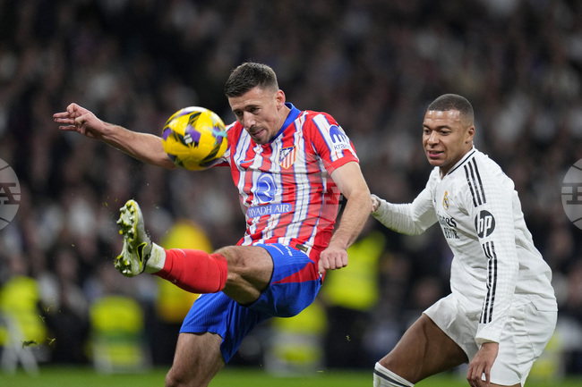 Защитникът Клеман Ленгле е уведомил Барселона за намерението си да остане в Атлетико Мадрид