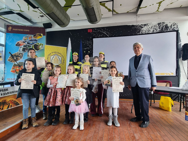 В Плевен връчиха награди на отличени автори в детски творчески конкурс, посветен на пчеларството