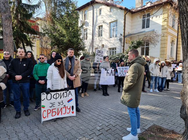 Граждани на Сърбия запазиха мълчание в памет на жертвите от Нови Сад пред сръбското посолство в София