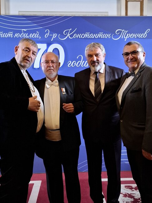 ОА Русе: Почетният президент на КТ „Подкрепа“ и един от основателите на СДС д-р Константин Тренчев бе отличен със знака на областния управител на Русе