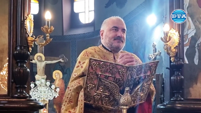 Бог знае, че нашият път нагоре е стръмен, но в Него е пътят към спасението, каза отец Велико в храм "Св. Троица" в Добрич