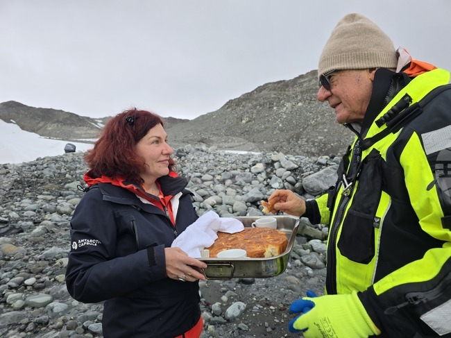 Плажът на залива Емона на о. Ливингстън се превърна в най-отдалеченото „у дома“ за поредната група, преминала от България до Антарктика