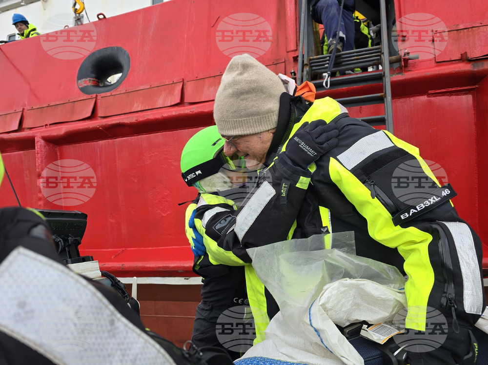 Antarctica - Livingstone Island - Base - Fifth Group - Reception