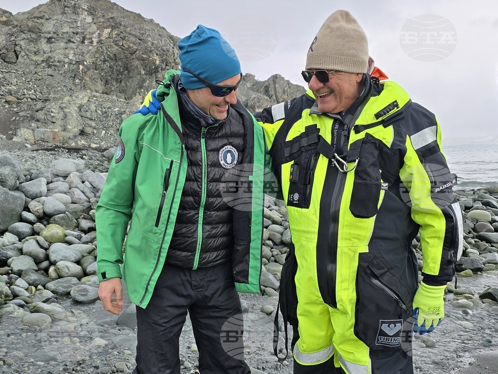 Antarctica - Livingstone Island - Base - Fifth Group - Reception