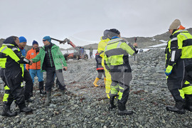 Antarctica - Livingstone Island - Base - Fifth Group - Reception