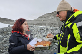 Antarctica - Livingstone Island - Base - Fifth Group - Reception