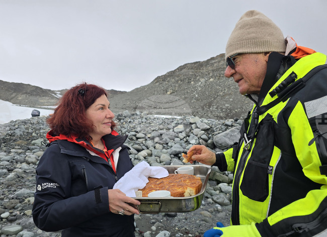 Antarctica - Livingstone Island - Base - Fifth Group - Reception