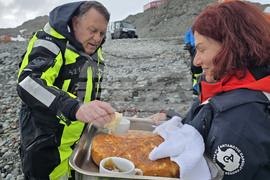 Antarctica - Livingstone Island - Base - Fifth Group - Reception