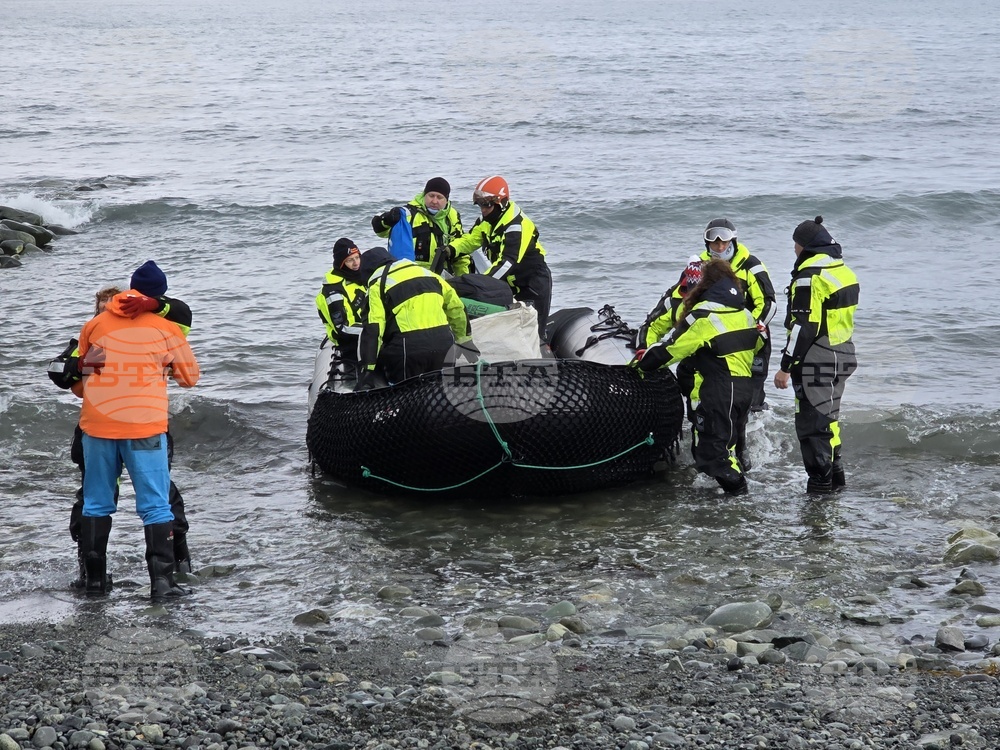Antarctica - Livingstone Island - Base - Fifth Group - Reception