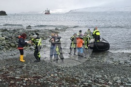 Antarctica - Livingstone Island - Base - Fifth Group - Reception