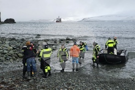 Antarctica - Livingstone Island - Base - Fifth Group - Reception