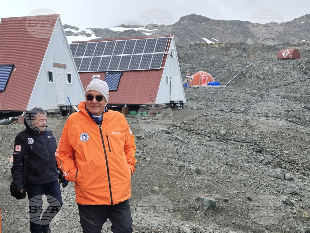 Antarctica - Livingstone Island - Base - Fifth Group - Reception