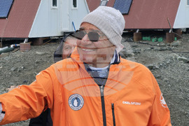 Antarctica - Livingstone Island - Base - Fifth Group - Reception