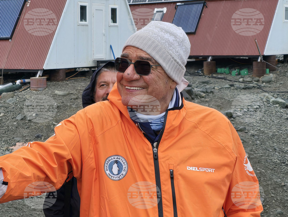 Antarctica - Livingstone Island - Base - Fifth Group - Reception