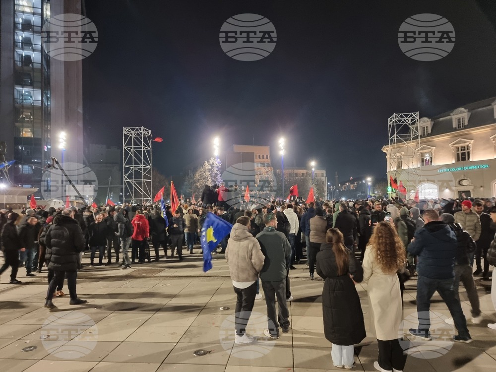Стотици поддръжници на партията на Албин Курти ликуват в центъра на Прищина след почти обработени предварителни данни от преброяването на вота