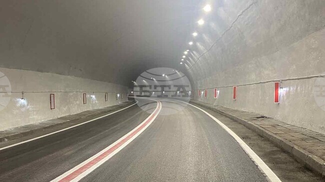 Движението в тунел "Кривия" на пътя София – Кулата се осъществява с повишено внимание поради прекъснато електрозахранване, съобщиха от АПИ
