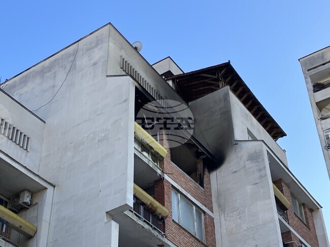 Възрастна жена е настанена в болница след пожар в дома ѝ, съобщиха от полицията