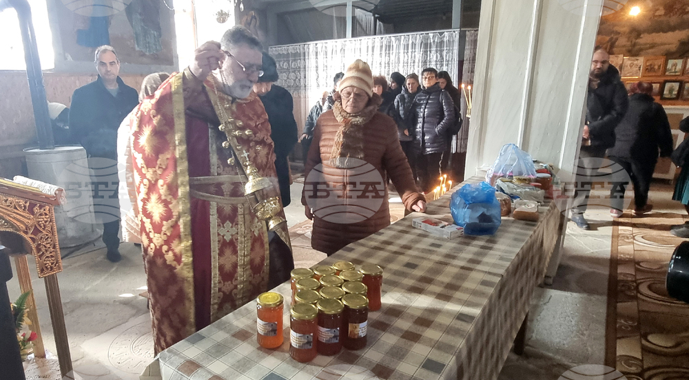 Осветиха и раздадоха над 100 буркана мед в храма "Св. Харалампий" в димитровградското село Черногорово