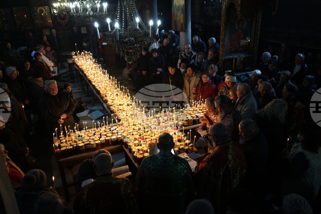 "Огнен кръст" от буркани с мед бе направен в Благоевград в деня за почит към св. Харалампий