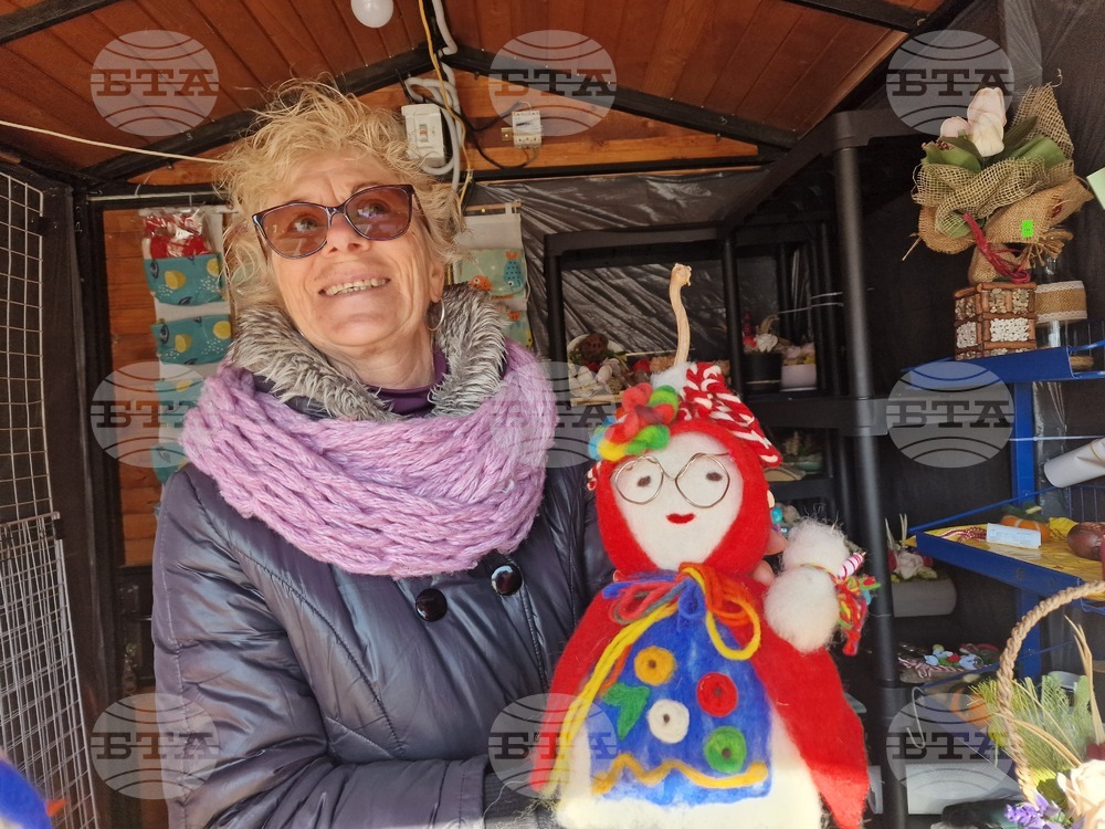 Първите мартеници от традиционния мартенски базар украсиха централната част на Хасково 