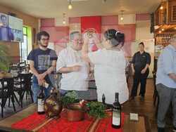 Сънародничката ни Зорница Антонова, нейният съпруг бразилецът Фернандо Рамос и техният син Фернандо Антонов Рамос символично пресъздадоха фолклорните ритуали „коронясване на цар на виното“ и „зарязване на лоза“. 