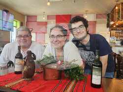 Сънародничката ни Зорница Антонова, нейният съпруг бразилецът Фернандо Рамос и техният син Фернандо Антонов Рамос символично пресъздадоха фолклорните ритуали „коронясване на цар на виното“ и „зарязване на лоза“. 