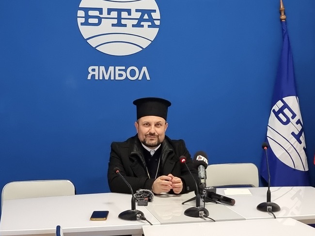 Новият архиерейски наместник на Ямболска духовна околия отец Йоан Петров разговаря с представители на медии в пресклуба на БТА в Ямбол