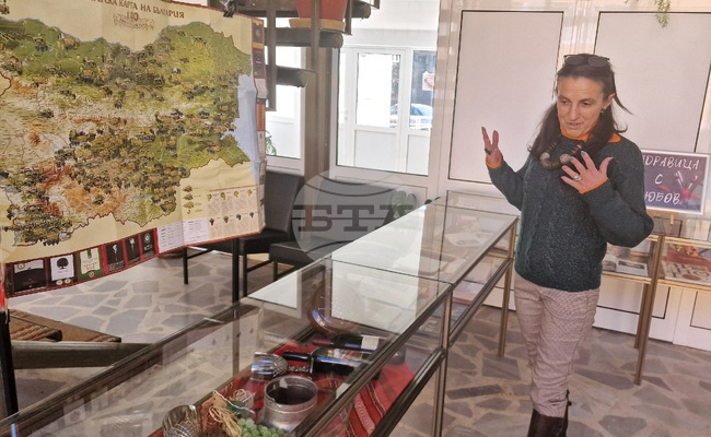 Изложба, посветена на виното, любовта и българските традиции, посреща читателите на разградската библиотека