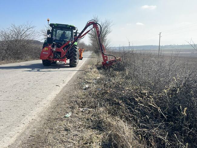 Започна почистване от саморасла растителност на общински път в Омуртагско